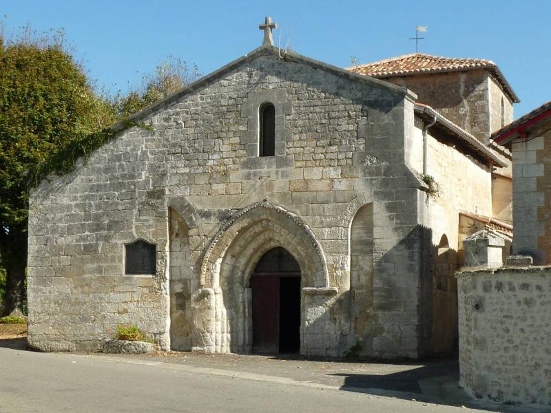  Église de Combiers, dans le département de la Charente.