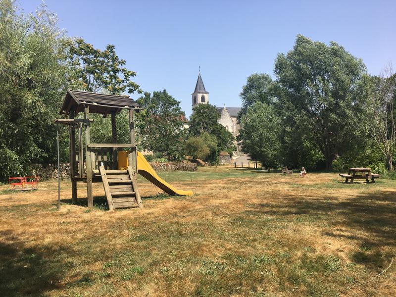 L'aire de jeux aux abord de l'Anglin.