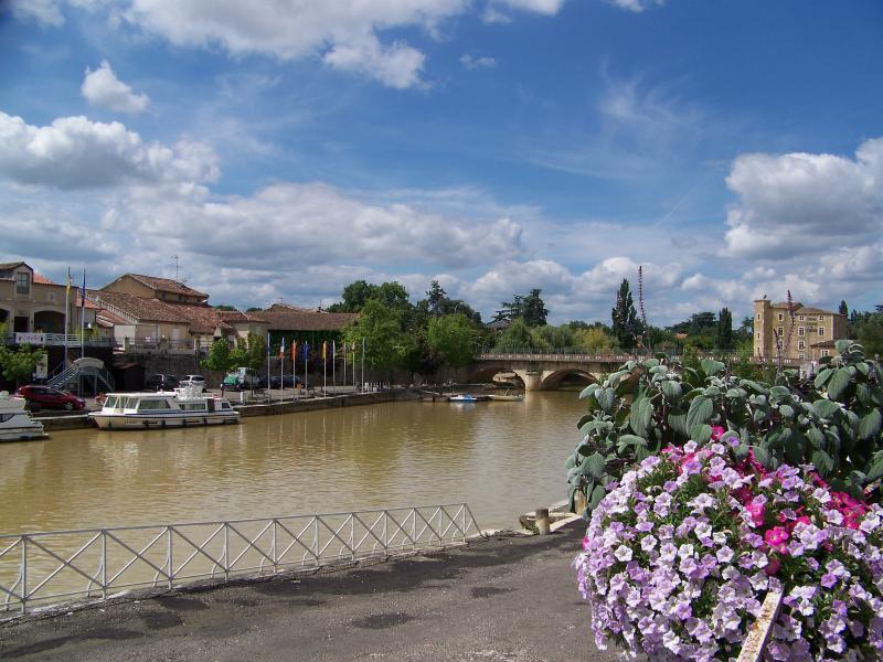 Le port de Condom (Gers) sur la Baïse, en région Occitanie, France.