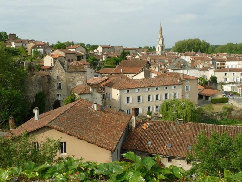 Vue de Confolens depuis Sainte-Catherine, dans le département de la Charente.