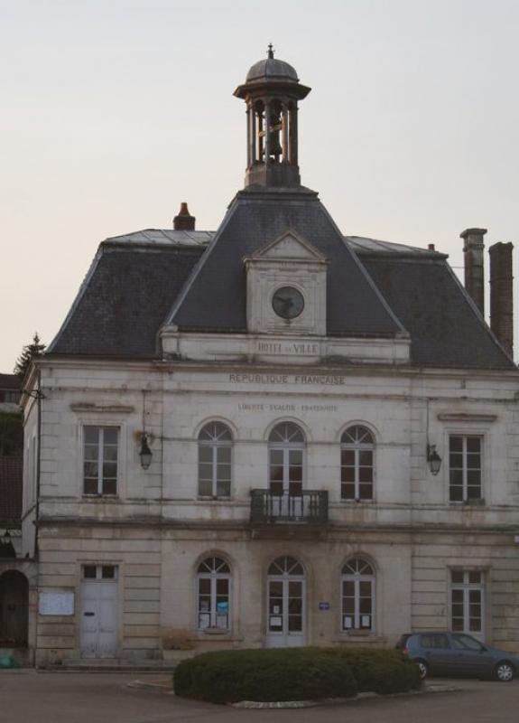 Mairie de Coulanges-sur-Yonne, dans le département de l'Yonne.