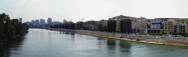à droite: Les Quais de Seine à Courbevoie, à gauche Île de la Grande Jatte, Levallois-Perret, au fond quartier de La Défense, (Hauts-de-Seine), France
