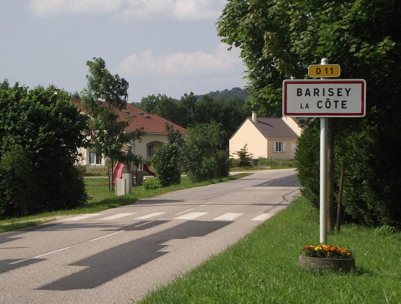 Église Saint-Lucien à Courcelles-Epayelles, dans le département de l'Oise.