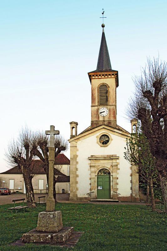 Croix de place et église à Courcelles-Frémoy, dans le département de la Côte-d'Or.