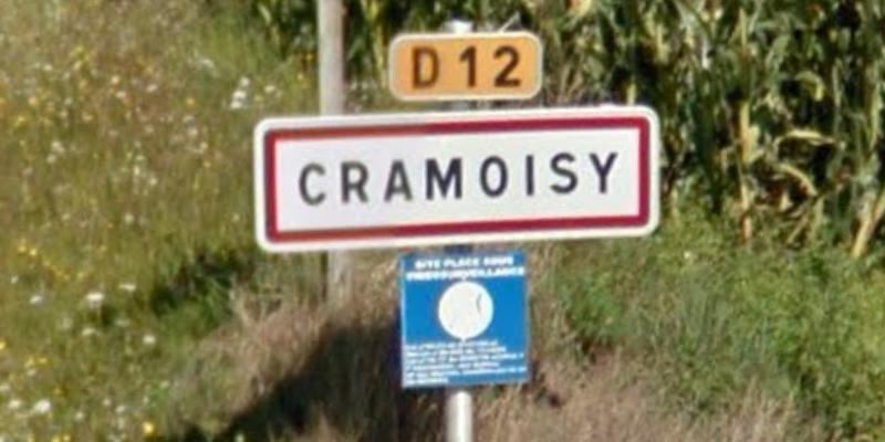 Panneau du village de Cramoisy, dans le département de l'Oise en région Hauts-de-France, France.