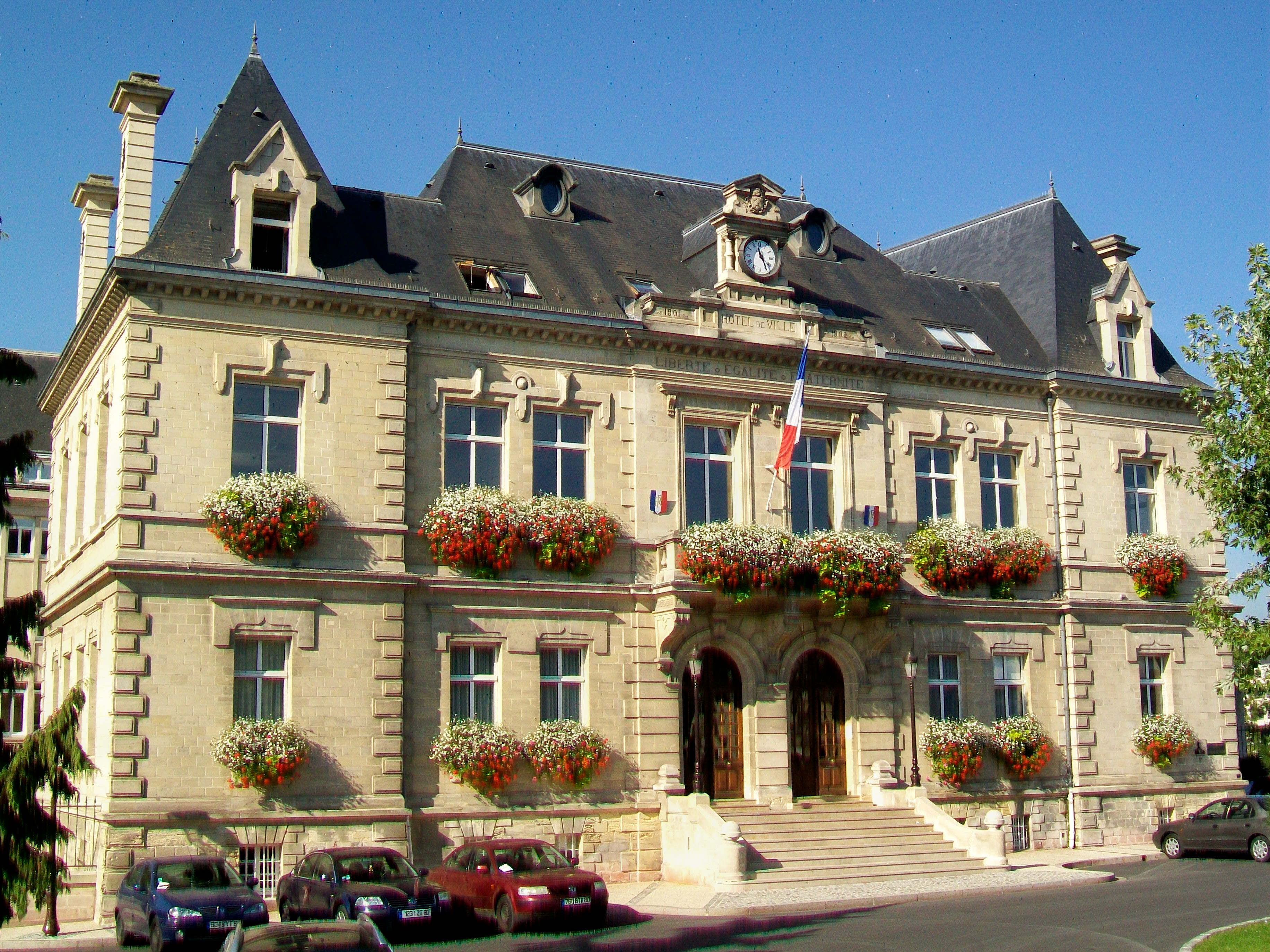 L'hôtel de ville de Creil, inauguré en 1903, sur l'île Saint-Maurice.
