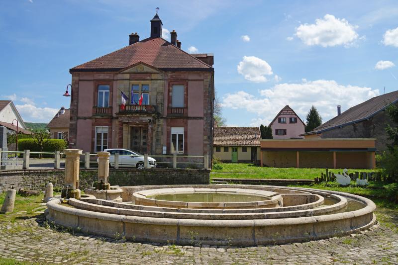 La fontaine et la mairie