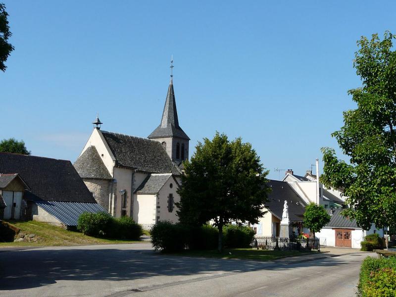 La place principale du village de Cros, dans le département du Puy-de-Dôme.