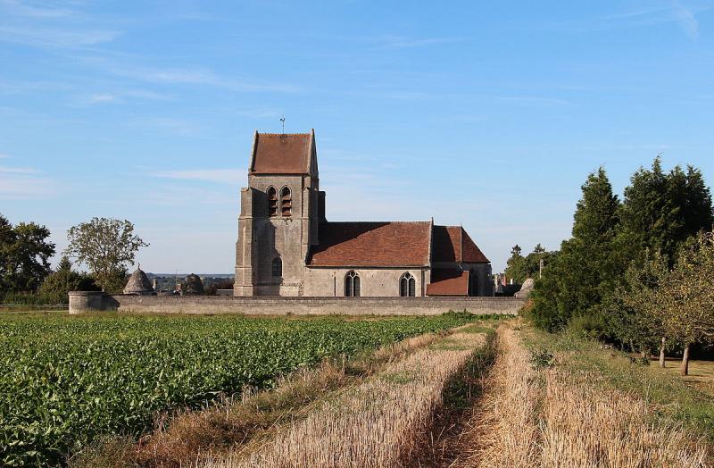 L'église Notre-Dame et son cimetière fortifié (XVIe siècle) à Croutoy, dans le département de l'Oise.