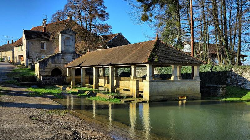 La fontaine-lavoir, à Cugney, dans le département de la Haute-Saône.