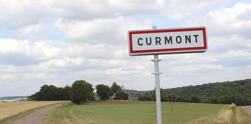  Entrée du village de Curmont, dans le département de la Haute-Marne.