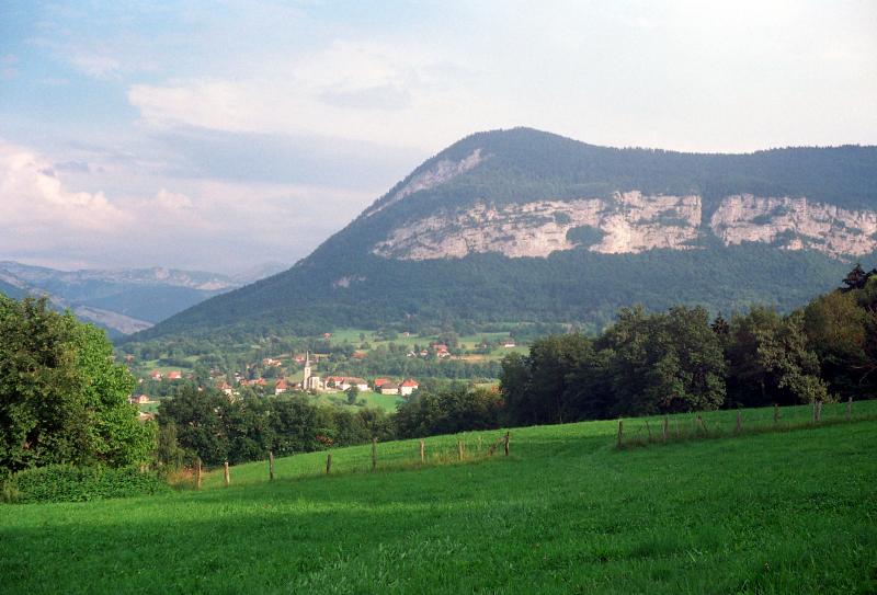 Vue de Bellegois avec les Bauges en arrière-plan, à Cusy, dans le département de la Haute-Savoie.
