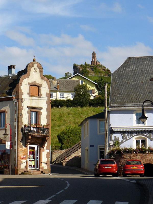  Le rocher de Dabo, vu depuis Dabo, dans le département de la Moselle.