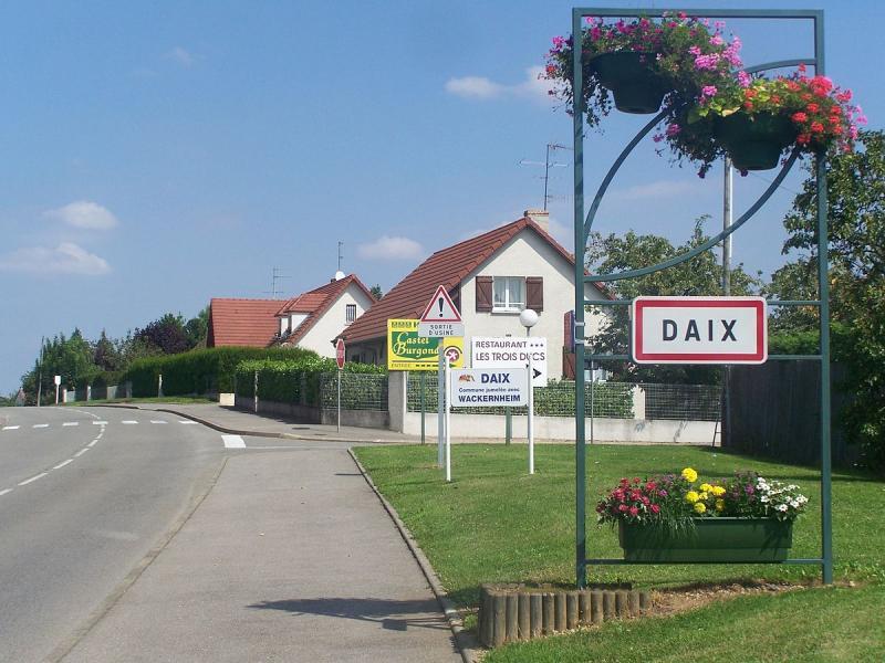 Panneau d'accueil de la commune de Daix dans l'agglomération dijonnaise, dans le département de la Côte-d'Or.