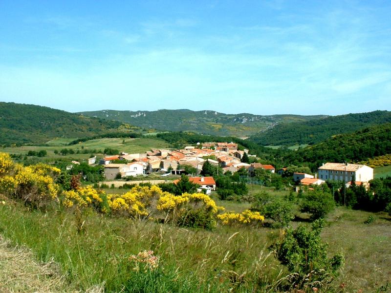 Vue sur le village de Davejean.