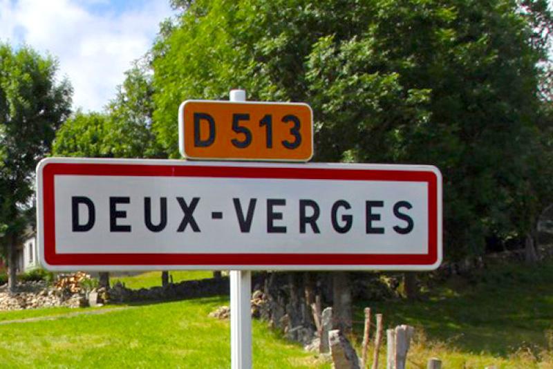 Panneau de village des Deux-Verges, dans le département du Cantal en région Auvergne-Rhône-Alpes, France.