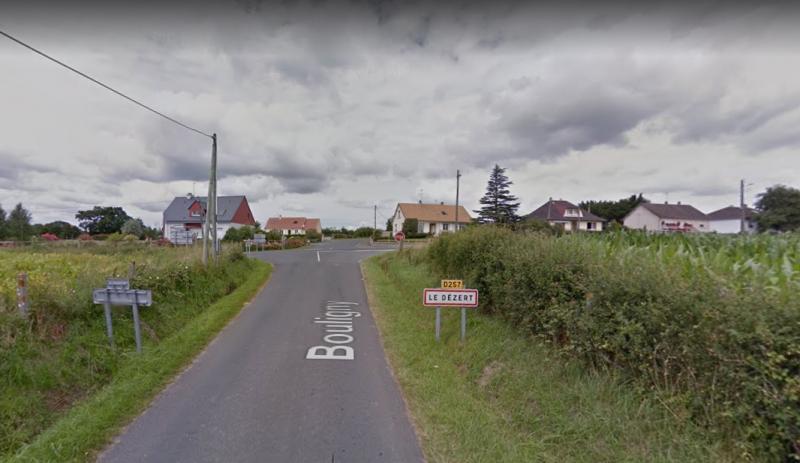 Le panneau d'entrée de la commune Le Dézert en région Normandie