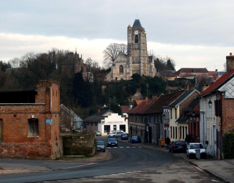 Domart-en-Ponthieu (Somme, France). La rue Guillerand.