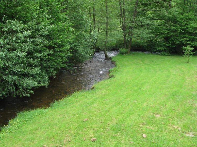La Combade près de sa source, dans le département de la Haute-Vienne.