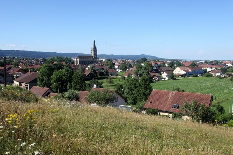  Vue générale de la commune de Doubs, dans le département du Doubs.