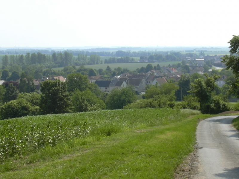 Le village de Doue, vu du sommet de la « Butte de Doue, dans le département de la  Seine-et-Marne.