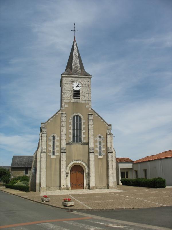 Vue de face de l'église de Doux,dans le département des  Deux-Sèvres. 