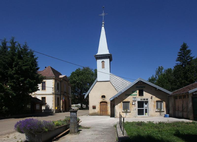 Mairie, chapelle et fruitière de Doye, dans le département du Jura.