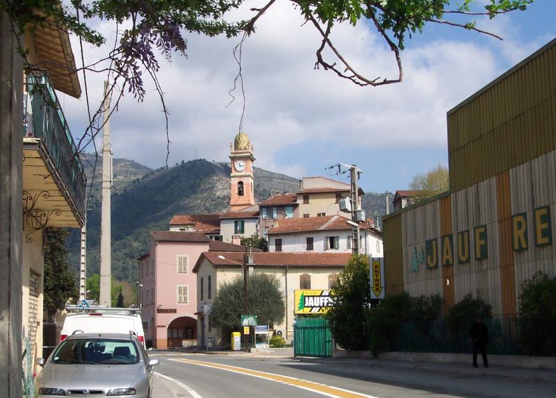 L'église et le vieux village de Drap vus de la route, dans le département des Alpes-Maritimes.