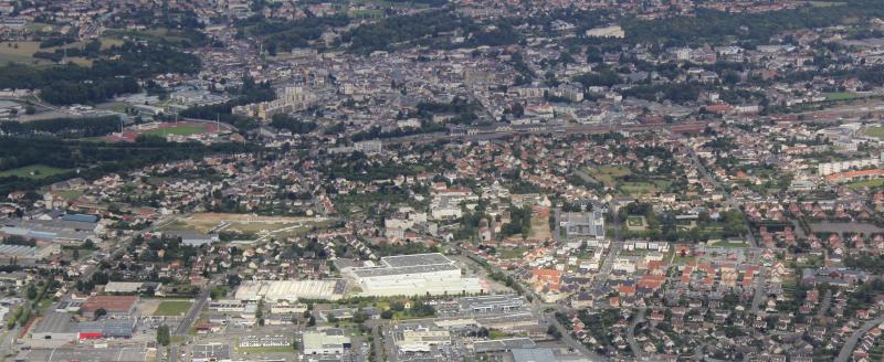 Photo d'une vue aérienne de la ville de Dreuxr, en région Centre-Val de Loire. 