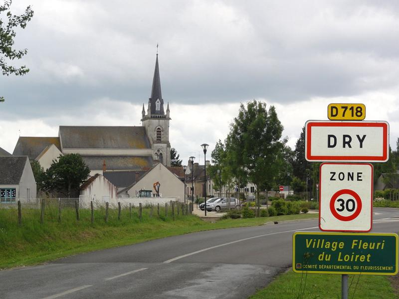 Église de la commune de Dry, cet édifice est répertorié dans la base Mérimée, base de données sur le patrimoine architectural français du ministère de la Culture, dans le département  du Loiret.