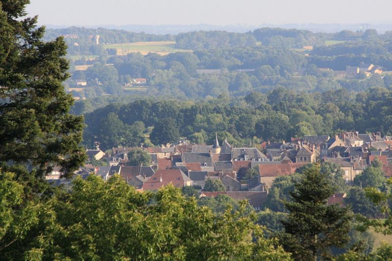 Dun-Le-Palestel vu depuis le bois de Chabannes.