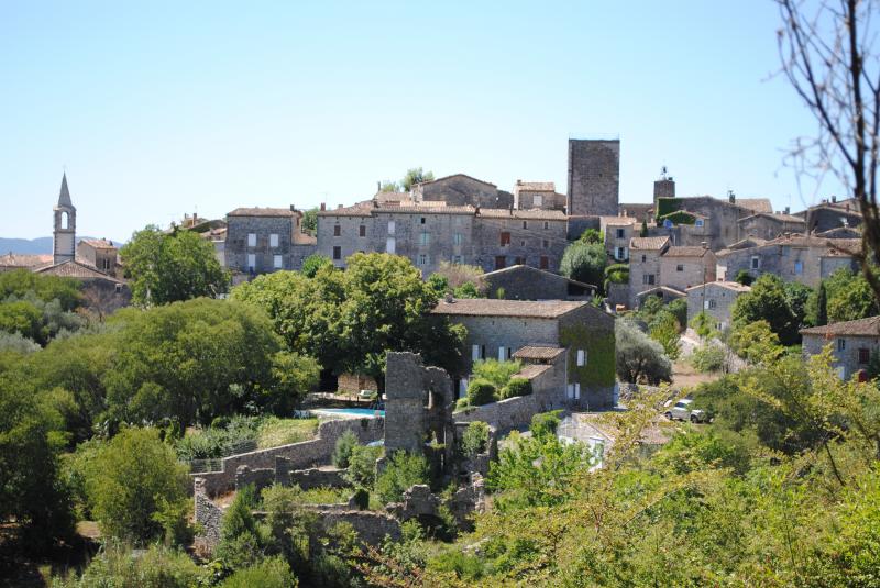 Vue du village médiéval de Durfort avec sa tour, le temple à sa droite et le clocher de l'église à sa gauche