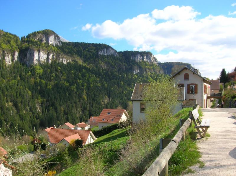 Mairie et village d'Engins.