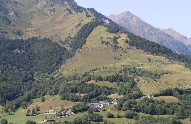 Vue générale de la commune de Ens, dans le département des (Hautes-Pyrénées .