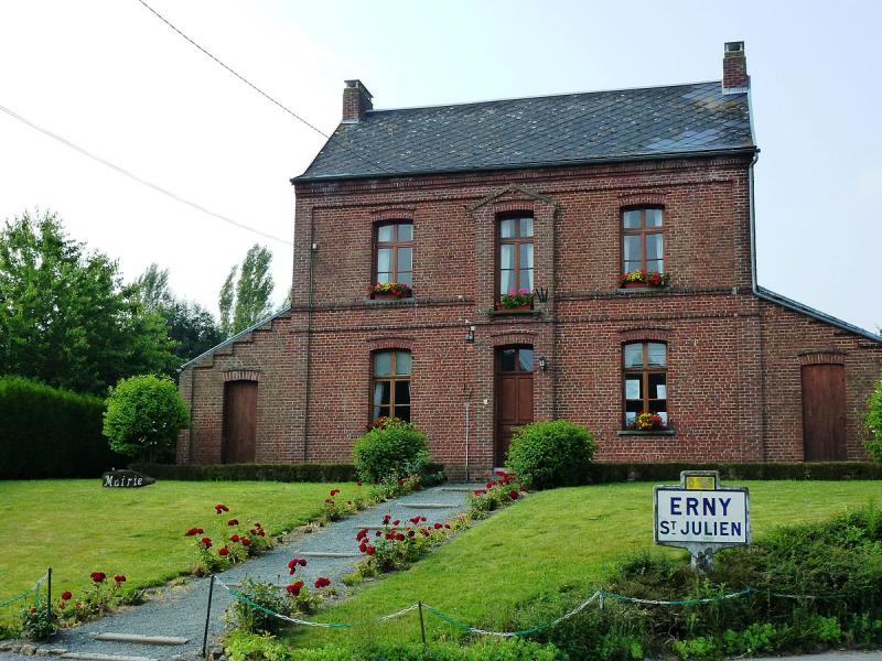 La mairie d'Erny-Saint-Julien, dans le département du Pas-de-Calais.