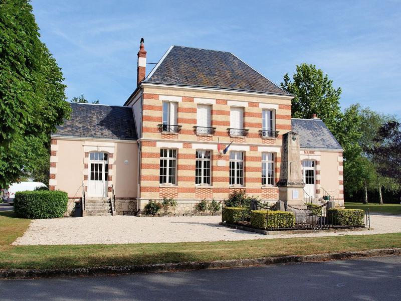 La mairie et le monument aux morts d'Escrignelles.