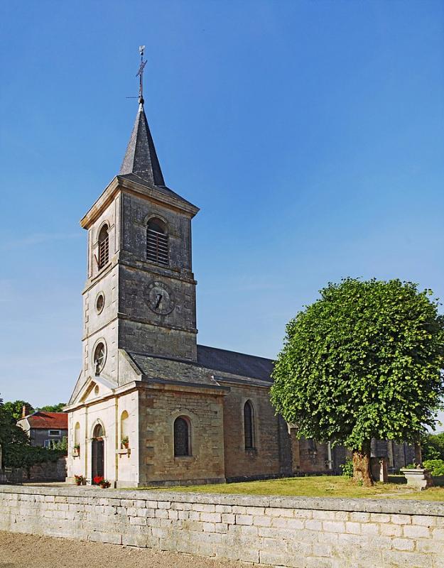 Église Saint-Médard à Essarois, dans le département de la Côte-d'Or.