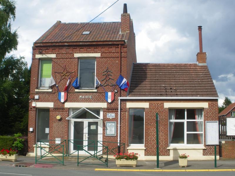 Vue de la mairie d'Estevelles.