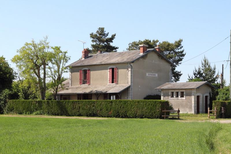 L'ancienne gare en 2013 à Estouches, dans le département de l'Essonne.