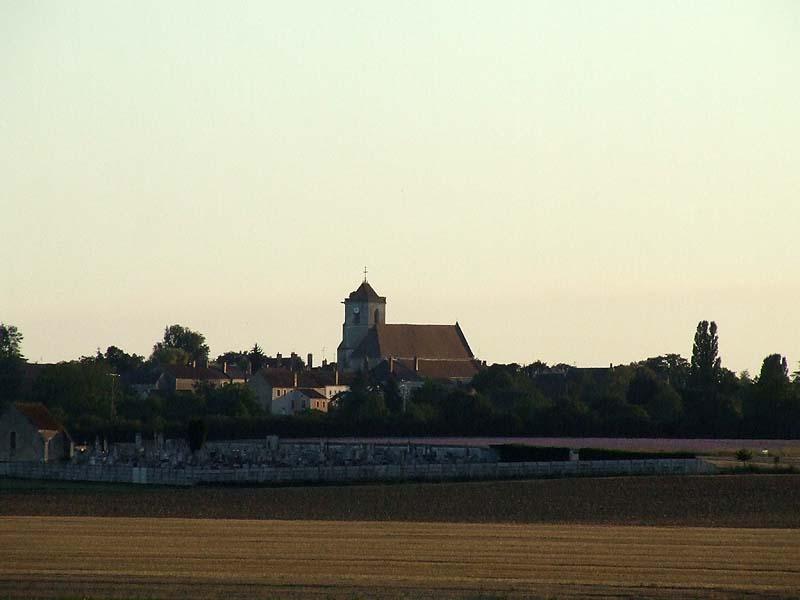 Partie est du village avec au second plan le cimetière du Montivieux et en arrière-plan central l'église Saint-Pierre-aux-Liens., dans le département de l'Yonne.