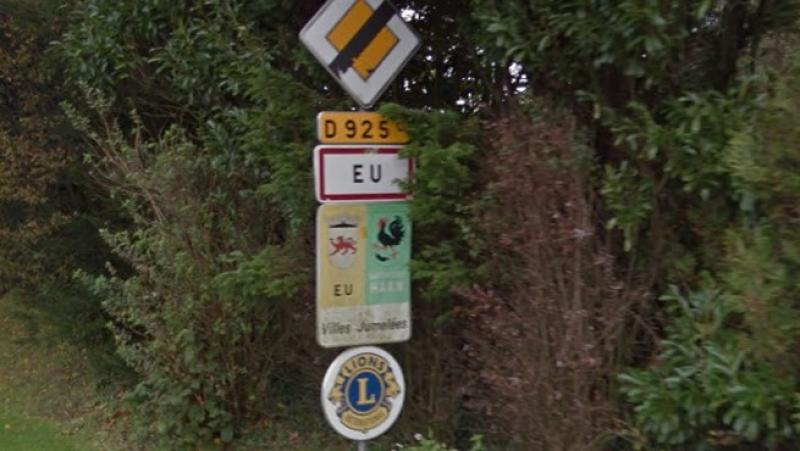 Le panneau d'entrée de la ville d'Eu.