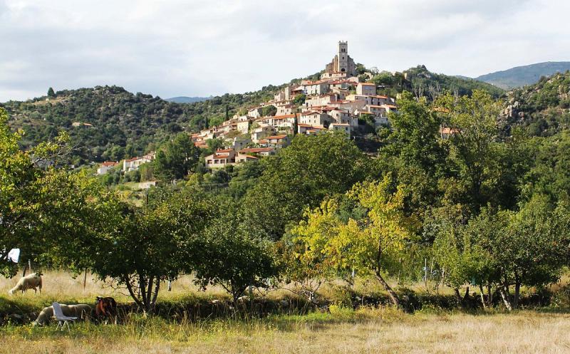  Village perché d'Eus, parmi les plus beaux villages de France, dans le département des Pyrénées-Orientales.