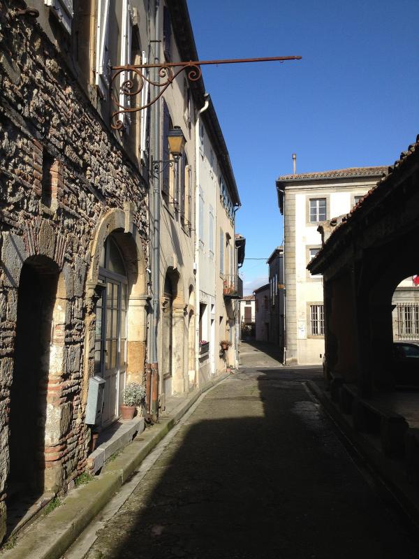  Rue à côté de le Charpente des Halles.
