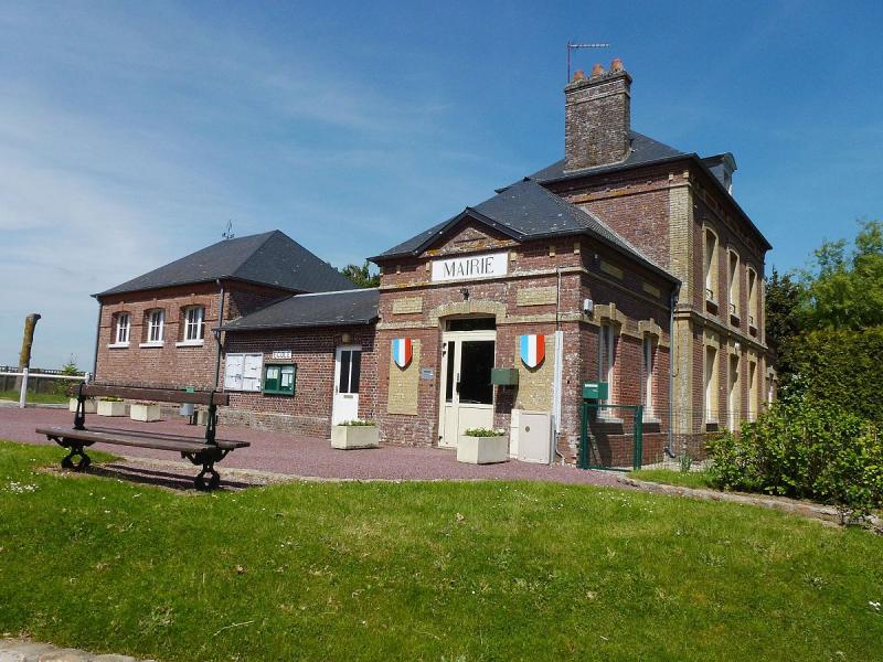 La mairie et l'école du Favril, dans le département de l'Eure.