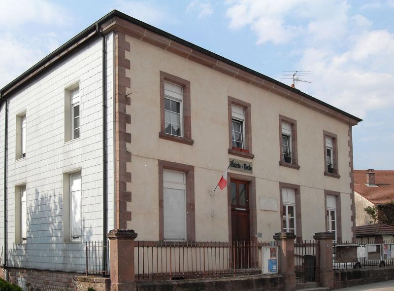 La mairie-école de Fays, dans le département des Vosges.