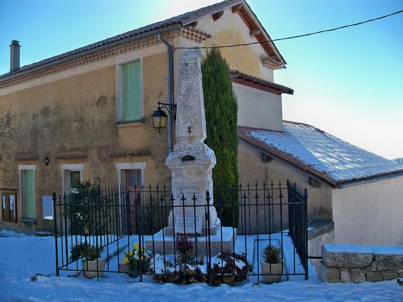 Mairie et monument aux morts à Ferrassières, dans le département de la Drôme.