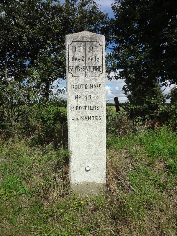 Borne limitrophe de la Vienne et des Deux-Sèvres sur la route nationale 149. 