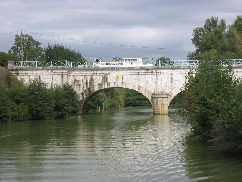Pont-canal sur la Baïse entre les communes de Vianne et de Feugarolles.