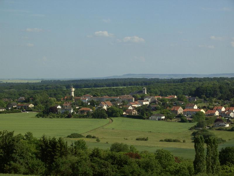 Vue générale du village Féy depuis la côte de Sommy, dans le département de la Moselle.