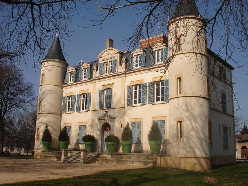Photo du château qui abrite l'école de musique et le parc de l'Europe, à Feyzin, en région Auvergne-Rhône-Alpes. 